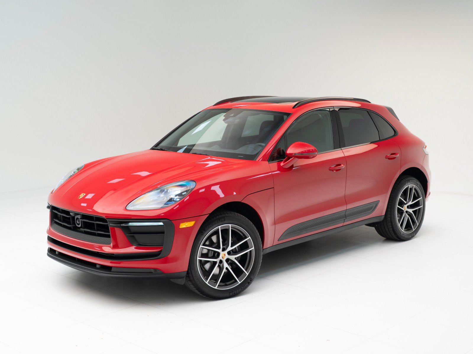 Certified 2025 Porsche Macan AWD/4WD image 1