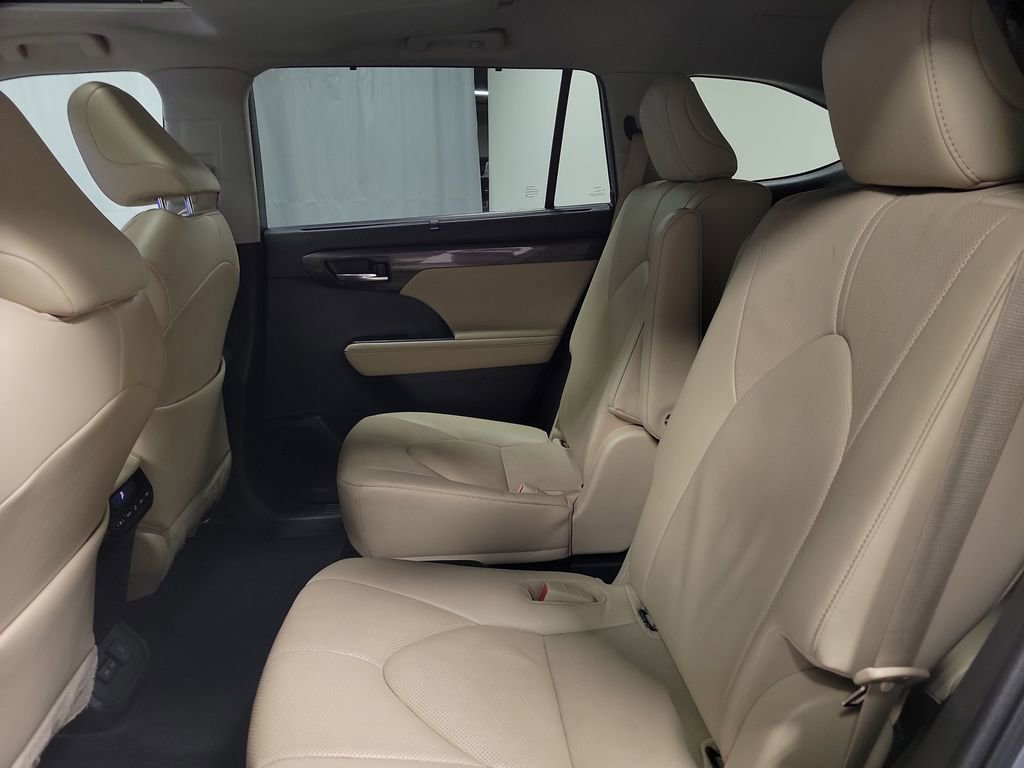 Used 2023 Toyota Highlander Limited image 23