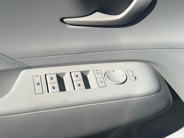 Used 2025 Hyundai Kona SEL FWD image 15