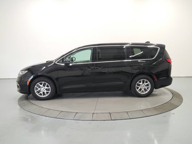 Used 2024 Chrysler Pacifica Touring-L FWD image 5