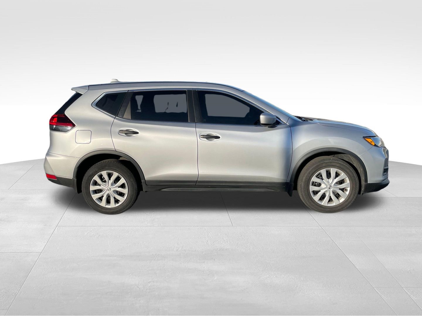 Used 2019 Nissan Rogue S image 2
