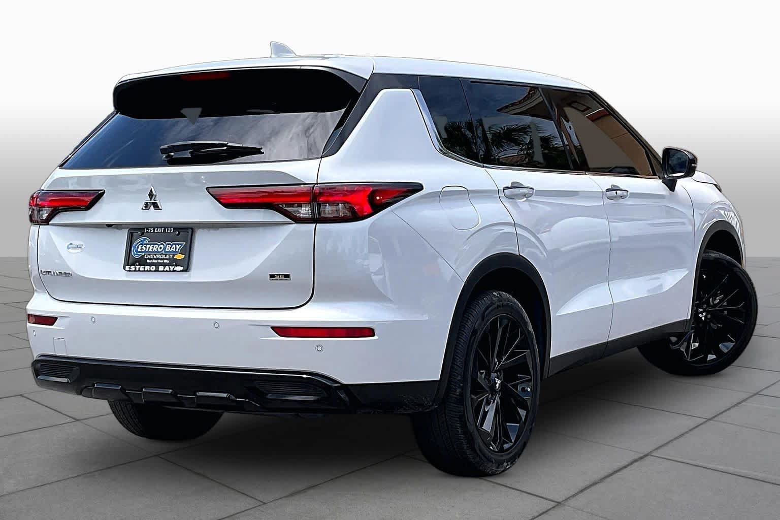 Used 2023 Mitsubishi Outlander SE Black Edition FWD image 13