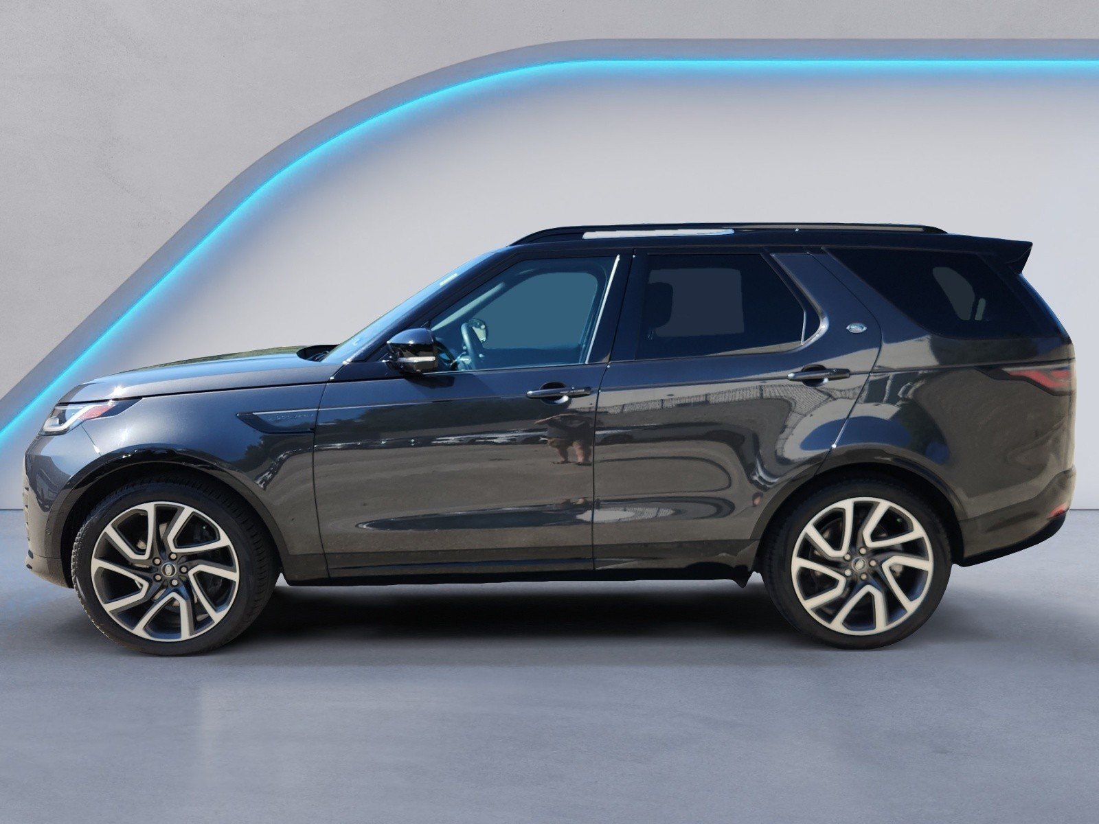 Used 2024 Land Rover Discovery Dynamic SE AWD/4WD image 3
