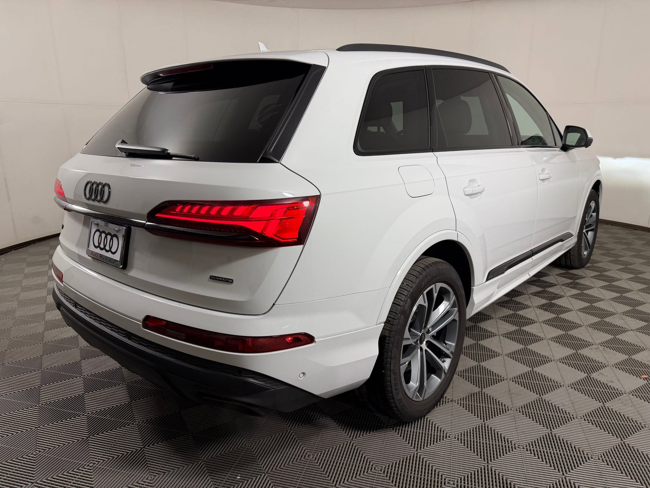Used 2025 Audi Q7 2.0T Premium w/ Convenience Plus Package AWD/4WD image 9