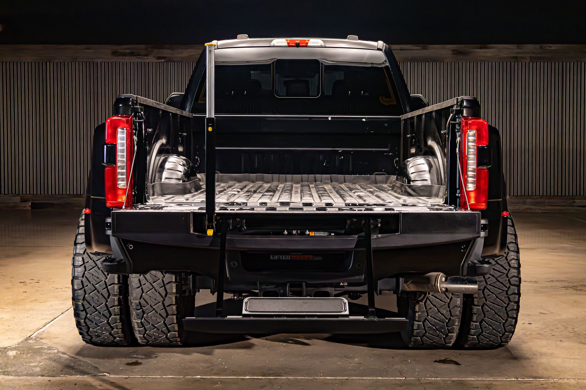 Used 2023 Ford F350 Lariat w/ Lariat Ultimate Package AWD/4WD image 9