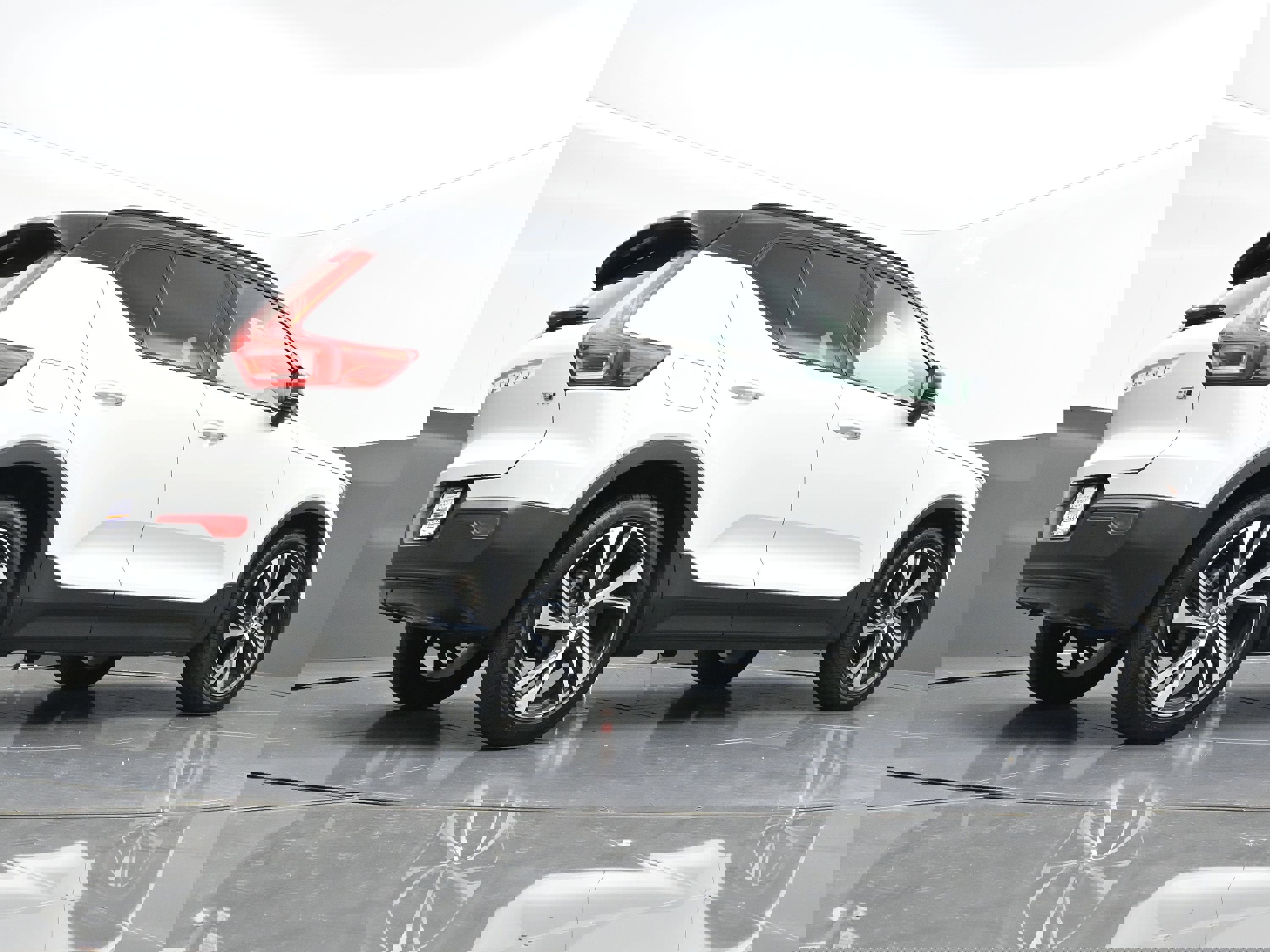 Used 2022 Volvo XC40 T5 R-Design image 39
