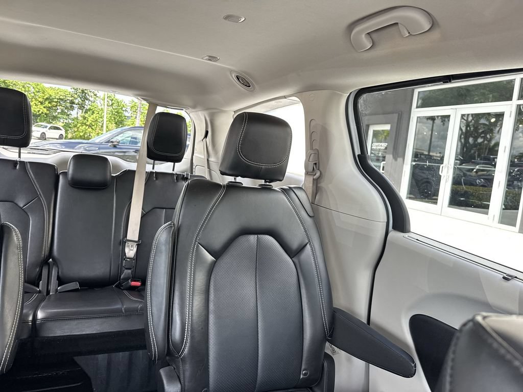 Used 2024 Chrysler Pacifica Touring-L FWD image 19