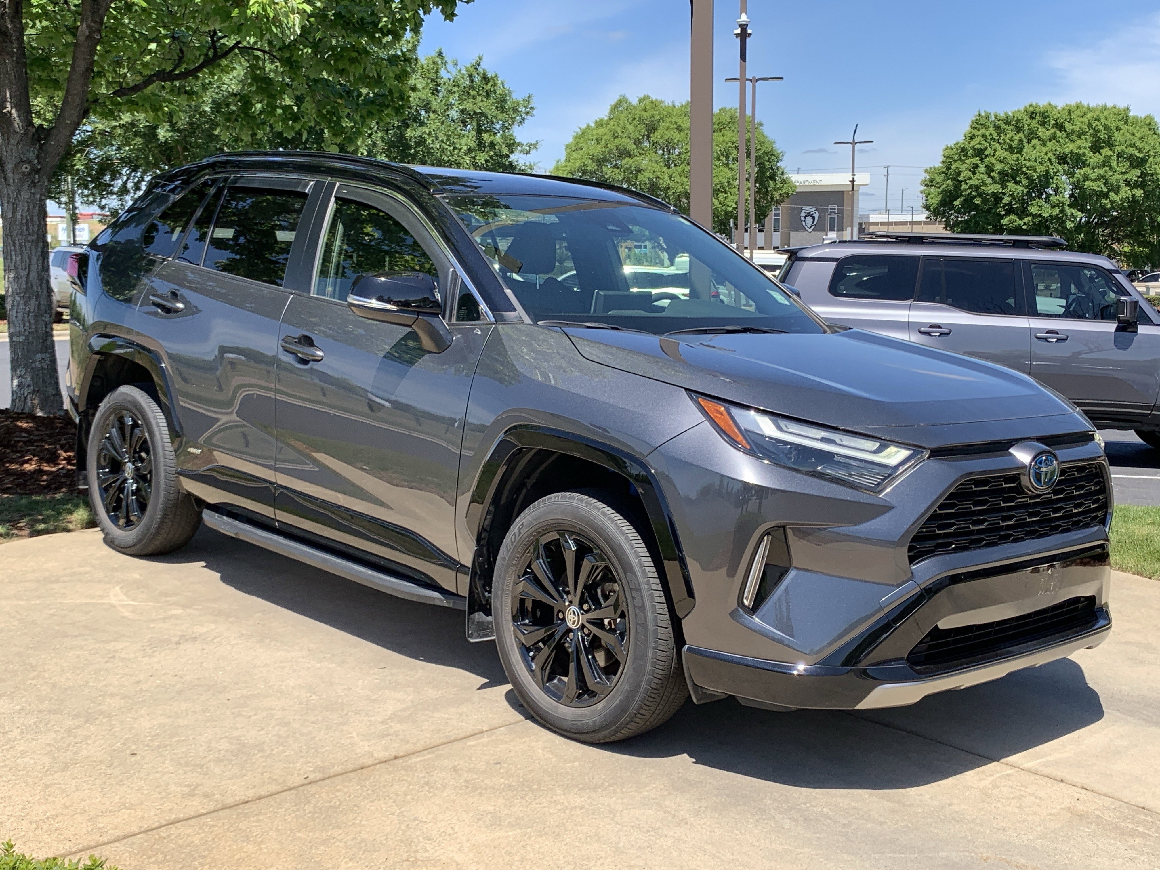 Used 2022 Toyota RAV4 XSE AWD/4WD image 2