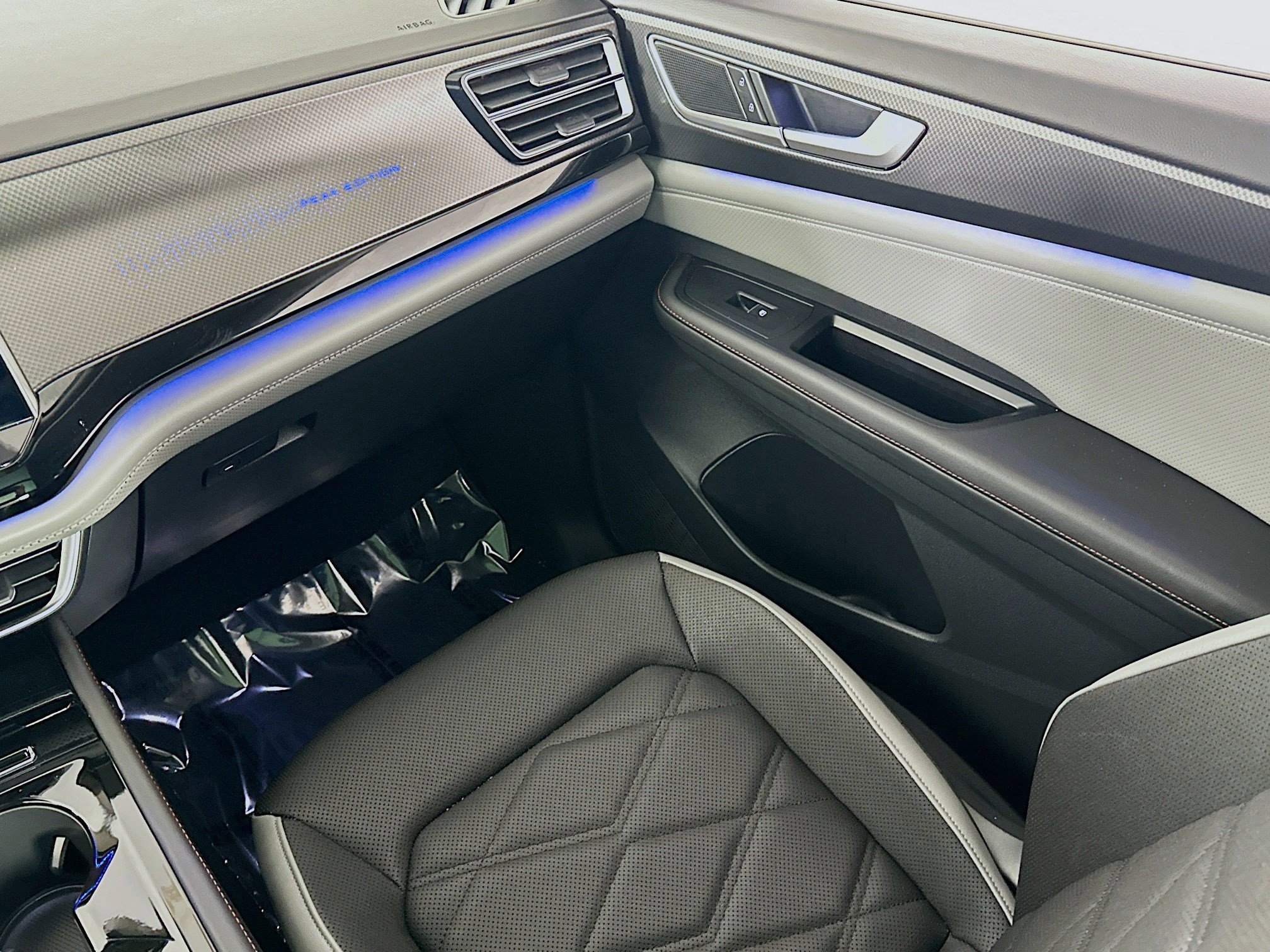 Used 2024 Volkswagen Atlas Peak Edition SEL image 23