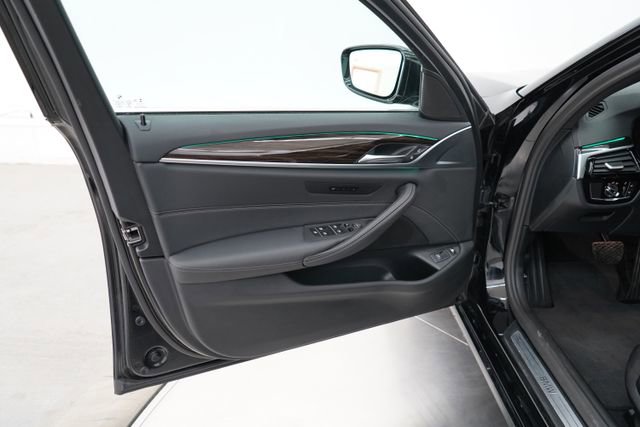 Used 2023 BMW 530e xDrive w/ Convenience Package image 30
