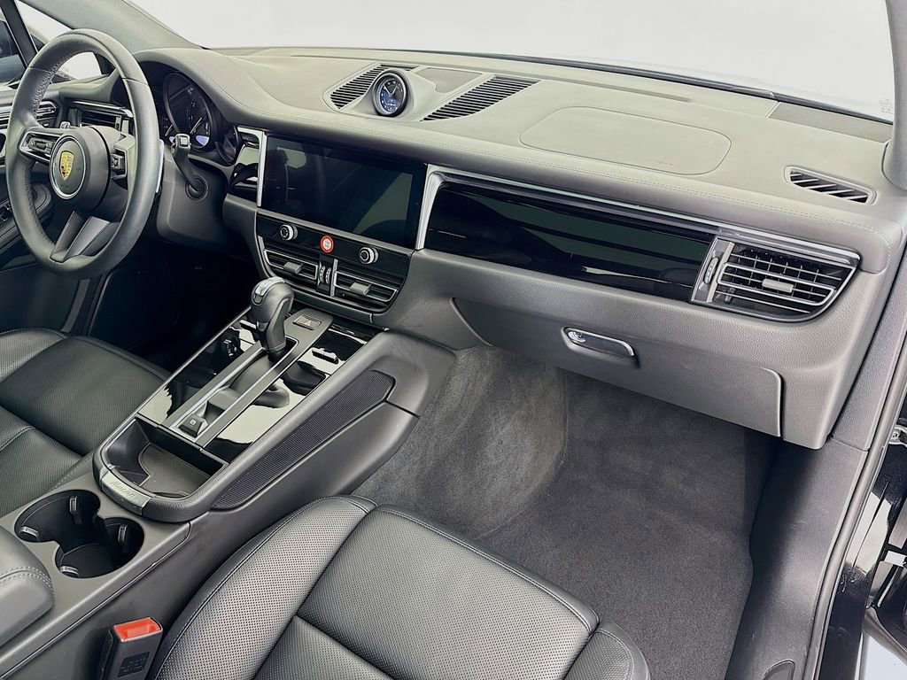Certified 2025 Porsche Macan image 33