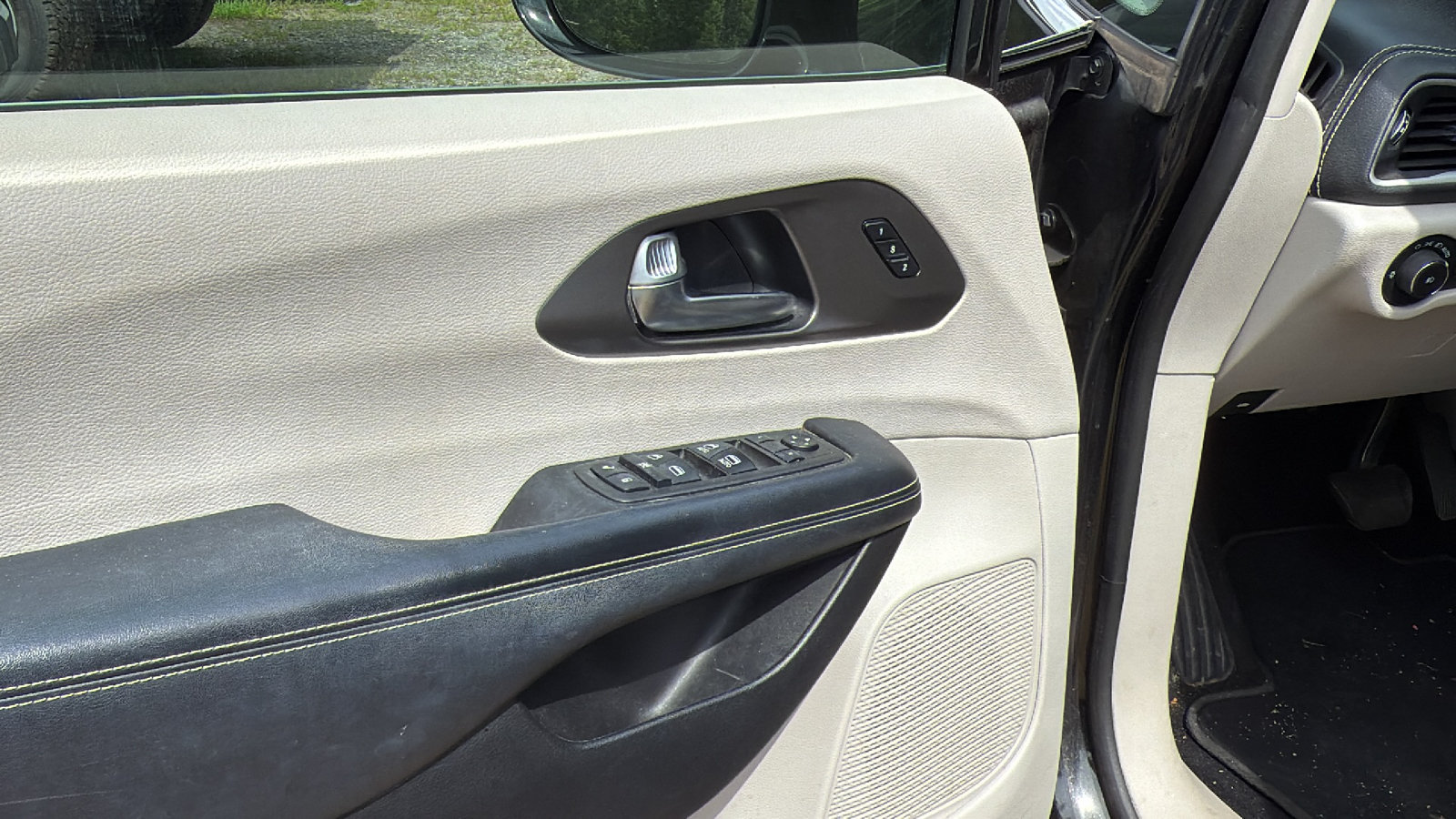 Used 2021 Chrysler Pacifica Touring-L FWD image 14