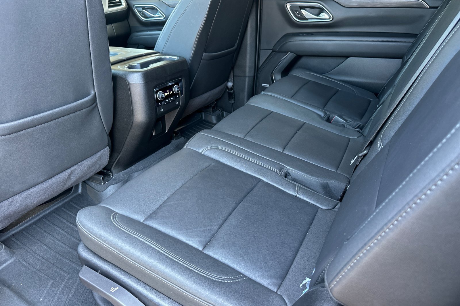 Used 2024 Chevrolet Suburban LT w/ LT Signature Plus Package RWD image 14