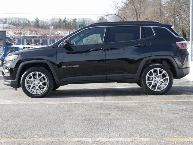 Used 2024 Jeep Compass Latitude image 3