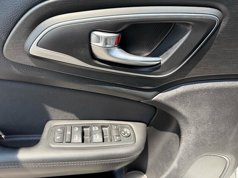 Used 2016 Chrysler 200 Limited FWD image 34