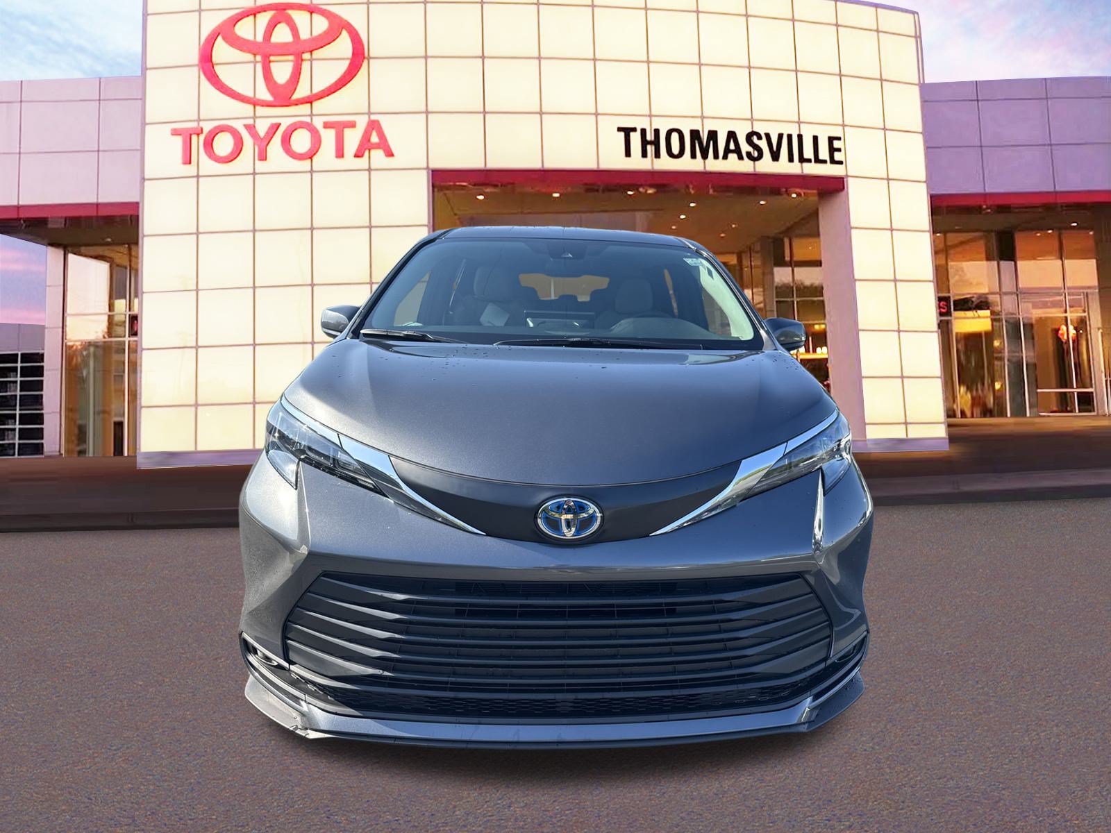 New 2025 Toyota Sienna LE FWD image 2