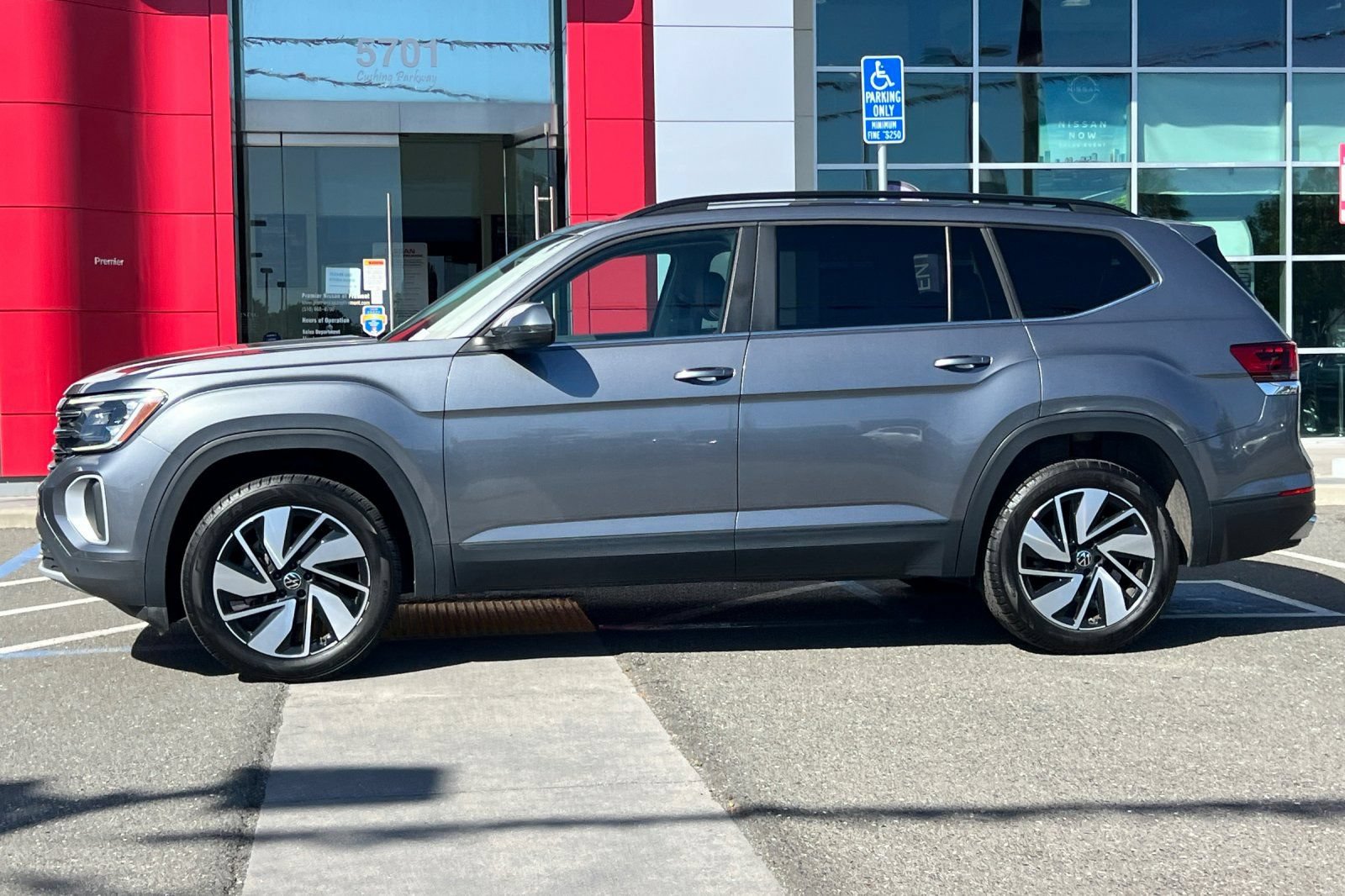 Used 2024 Volkswagen Atlas SE FWD image 7