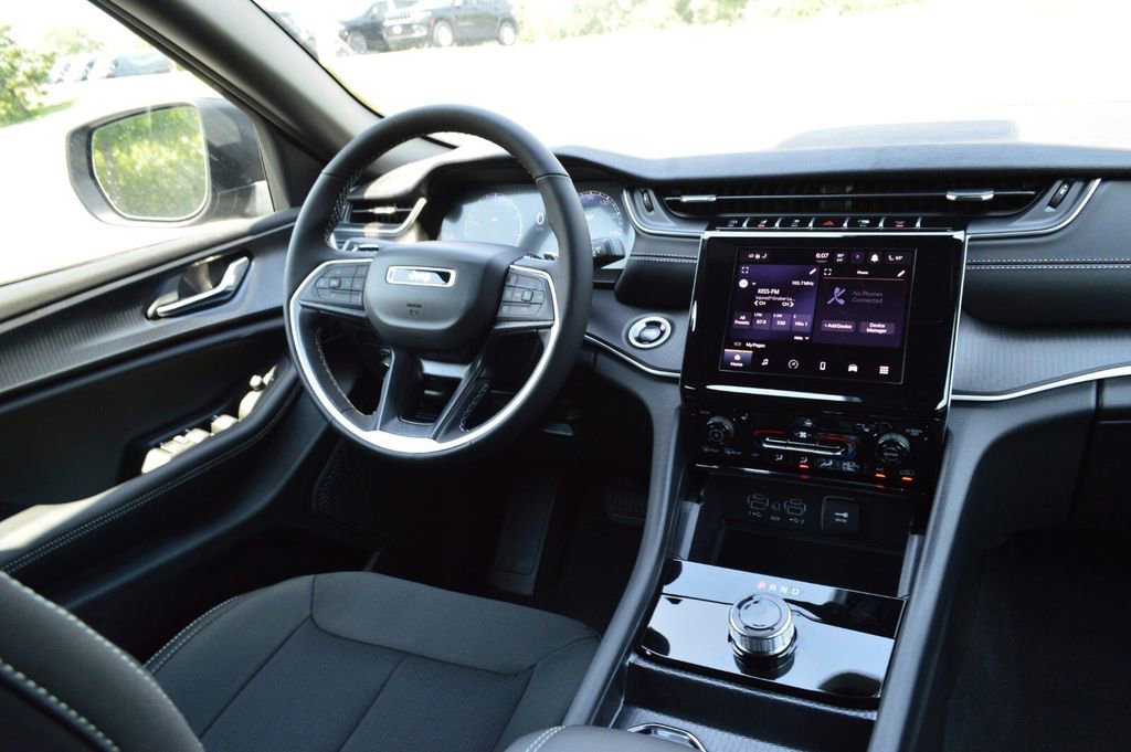 New 2025 Jeep Grand Cherokee Laredo w/ Luxury Tech Group I image 33