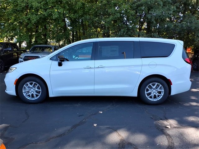 New 2026 Chrysler Pacifica Select image 6