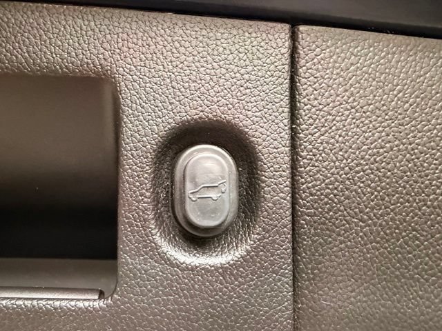 Used 2017 Cadillac Escalade Luxury AWD/4WD image 13