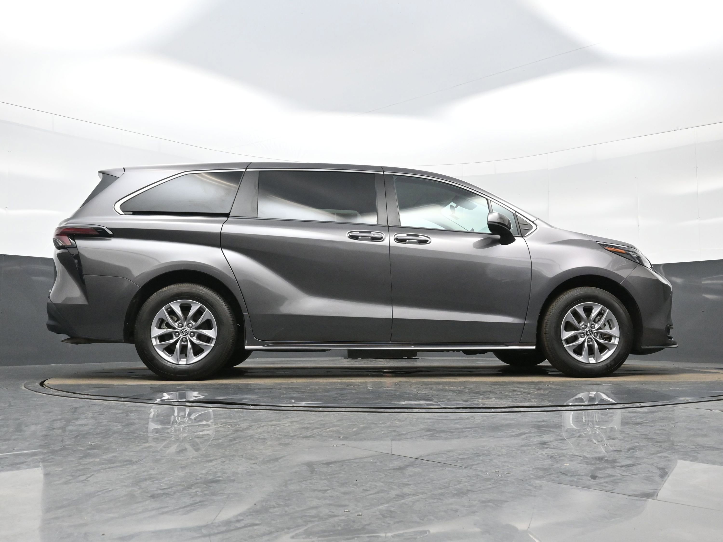 Used 2024 Toyota Sienna LE image 34