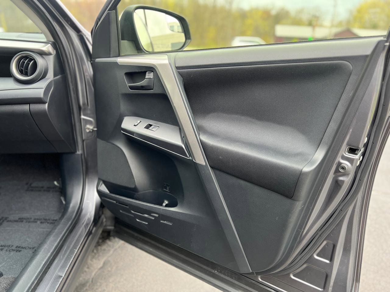 Used 2016 Toyota RAV4 LE AWD/4WD image 37