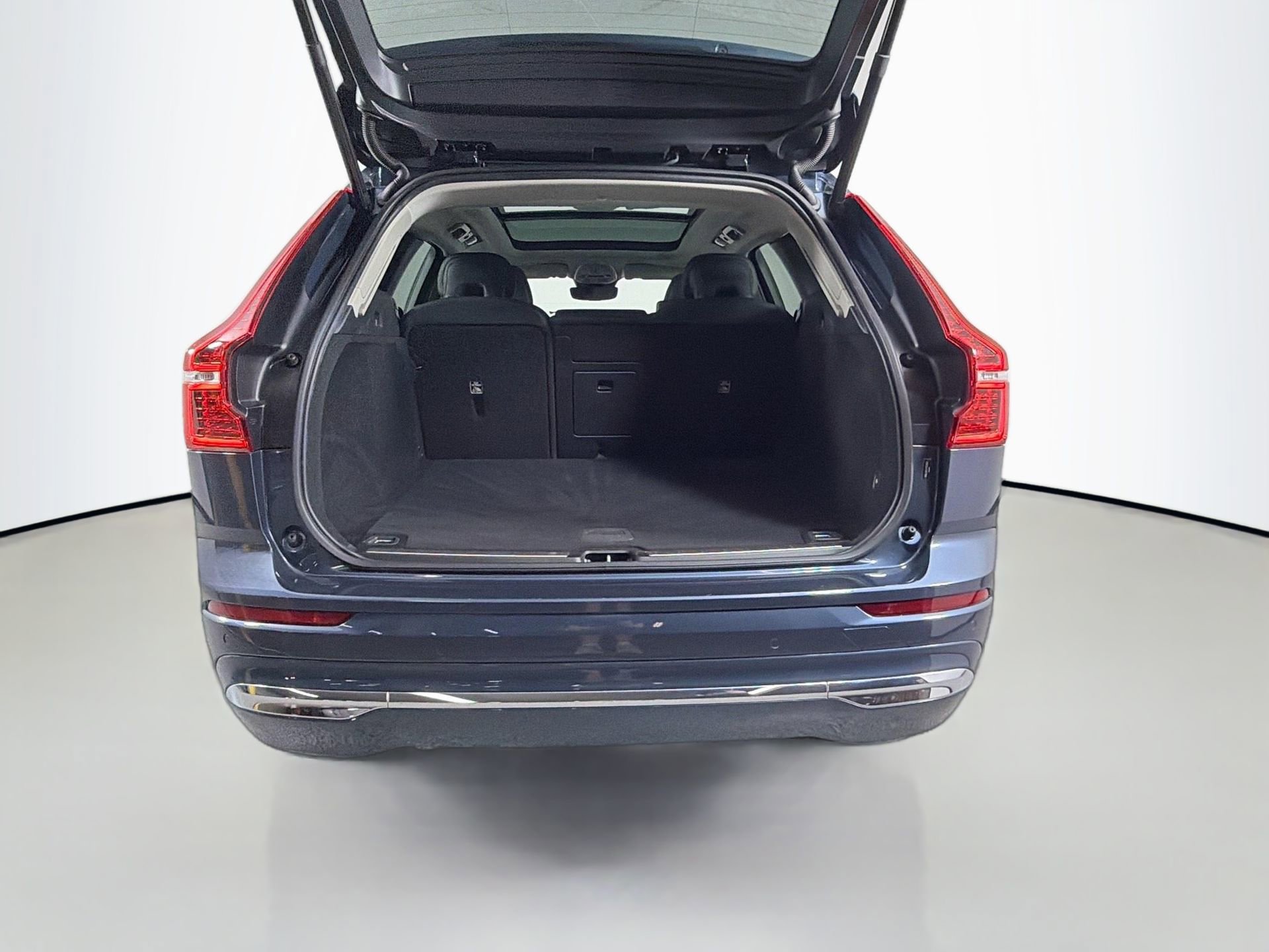 Certified 2023 Volvo XC60 B5 Plus AWD/4WD image 26