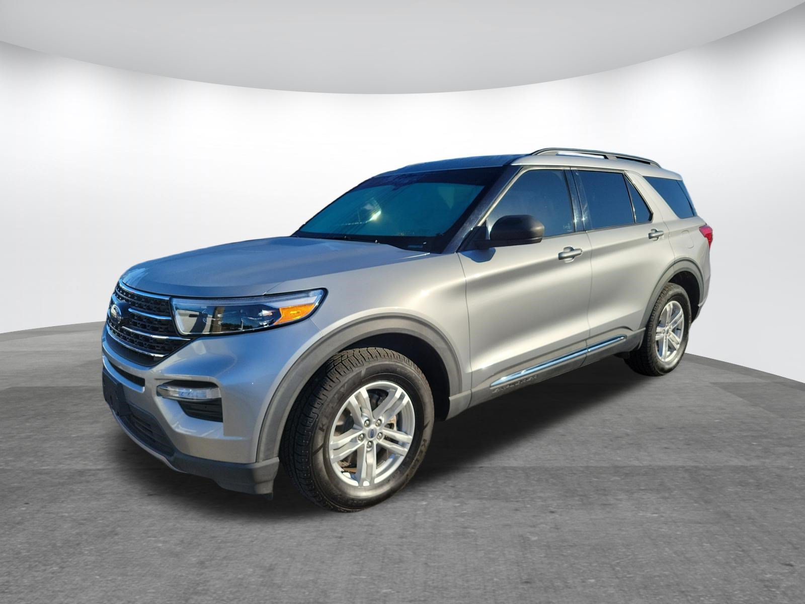 Used 2020 Ford Explorer XLT w/ Equipment Group 202A AWD/4WD image 3