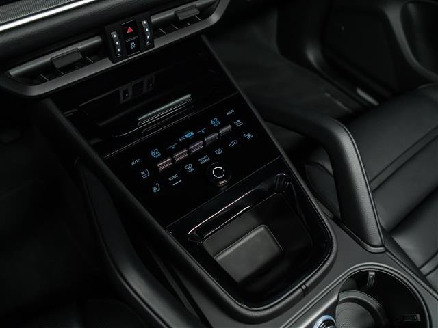 Used 2025 Porsche Cayenne AWD/4WD image 25