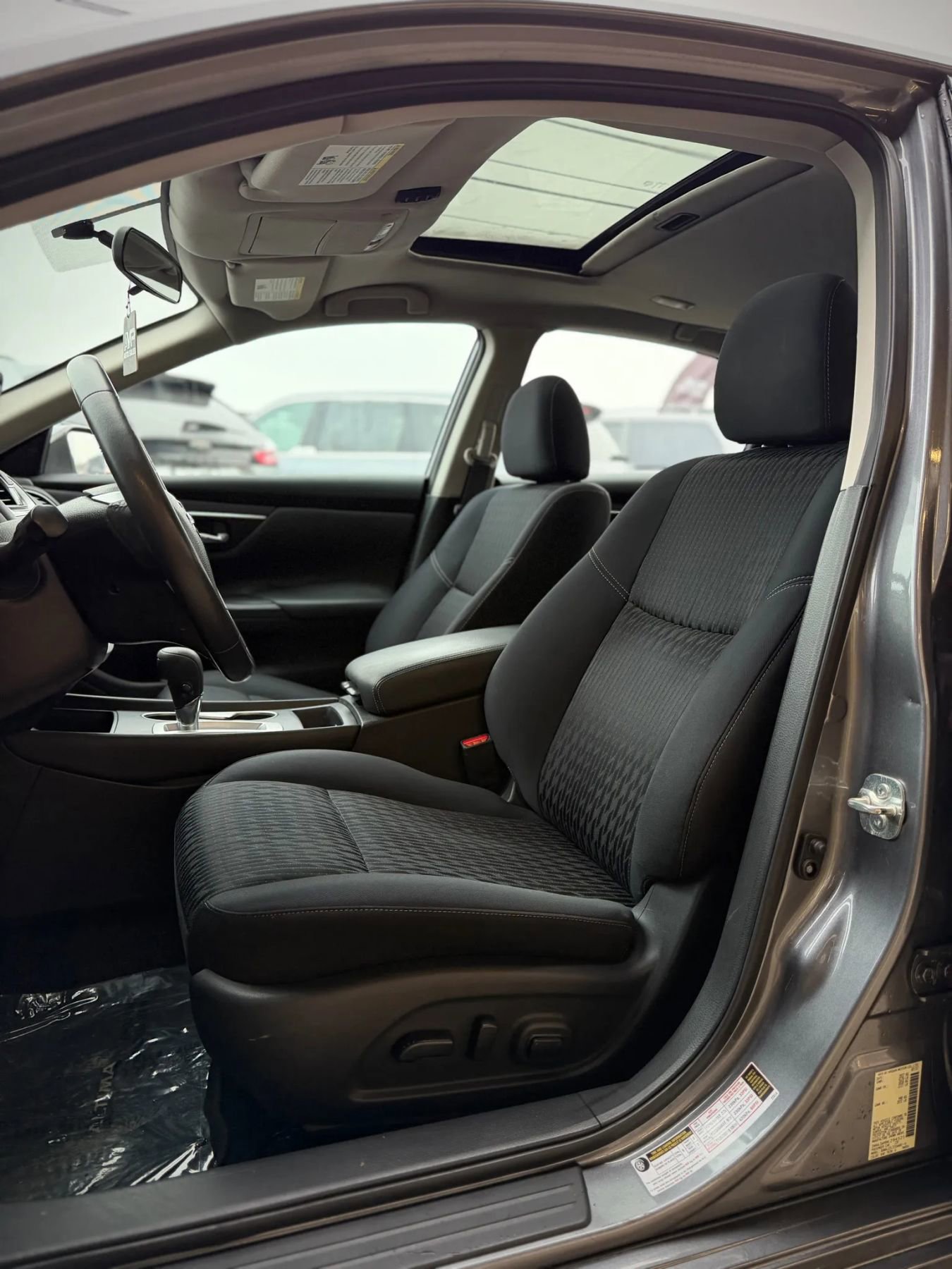 Used 2017 Nissan Altima 2.5 SV w/ Interior Lighting Package image 2