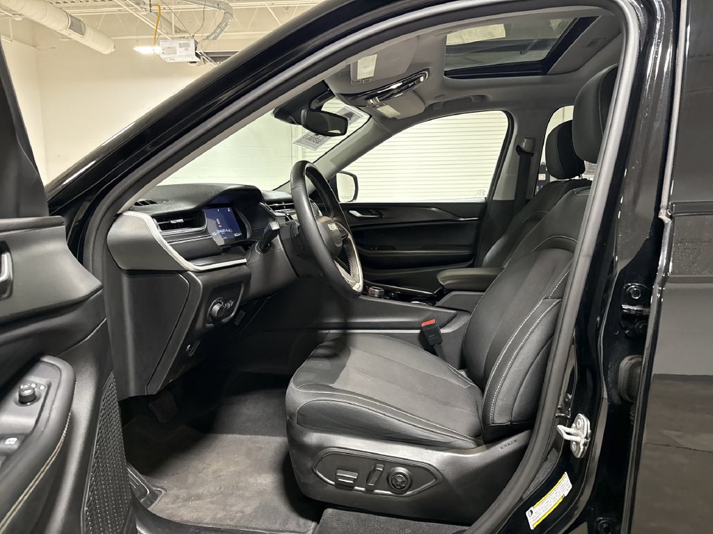 Used 2023 Jeep Grand Cherokee Laredo w/ Luxury Tech Group I AWD/4WD image 20