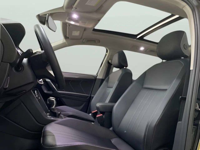 Used 2023 Volkswagen Tiguan SE w/ Panoramic Sunroof Package FWD image 28