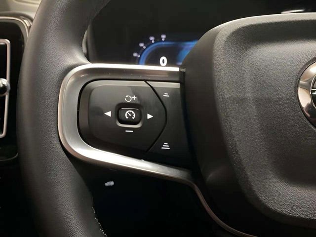 Used 2025 Volvo XC40 B5 Plus image 30