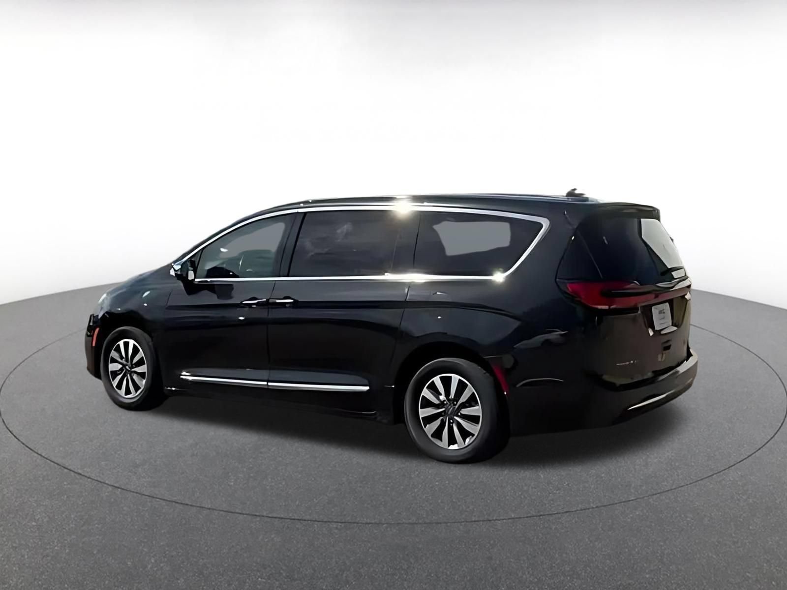 Used 2023 Chrysler Pacifica Limited FWD image 9