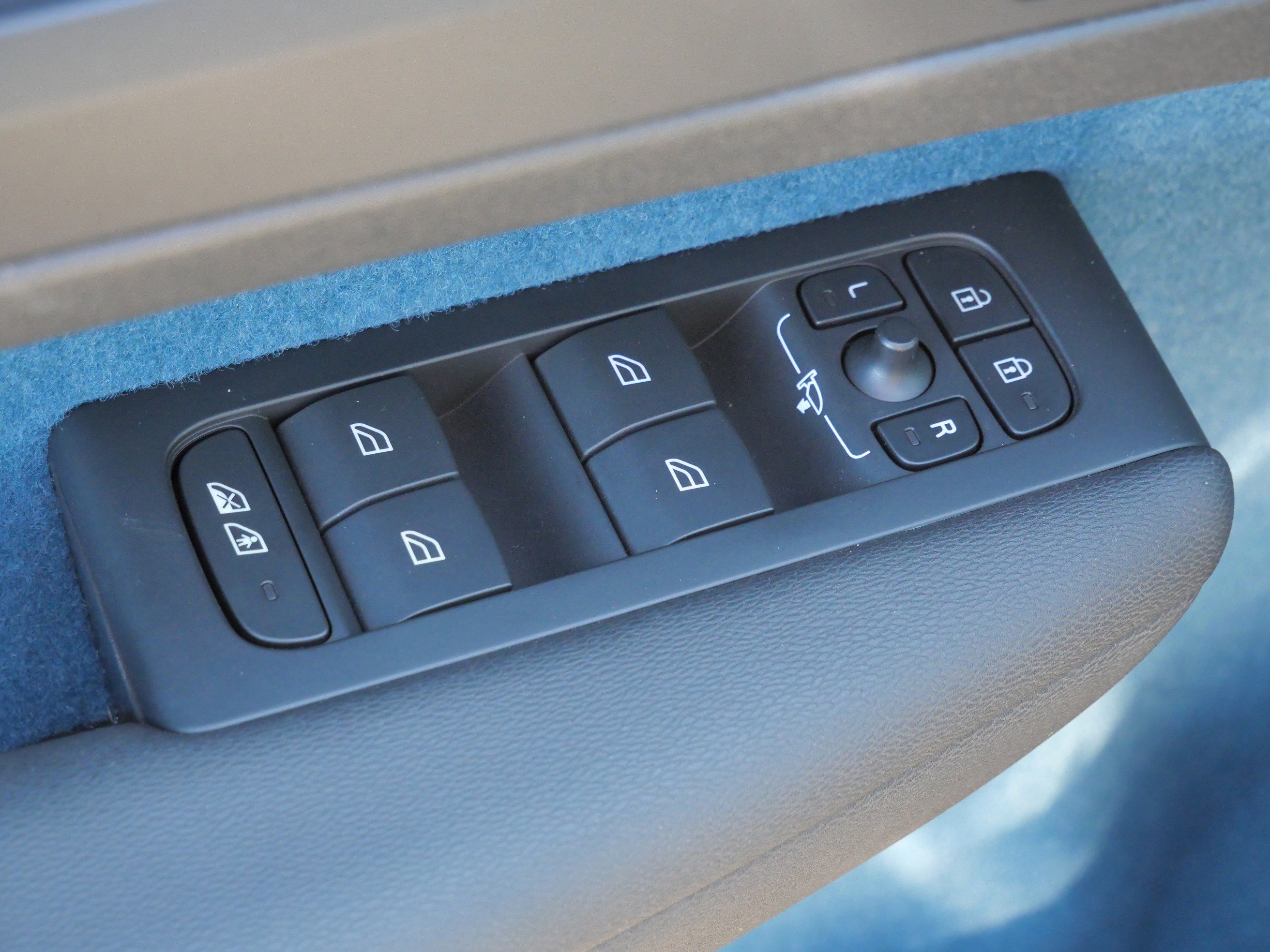 Used 2023 Volvo XC40 Recharge Ultimate image 19