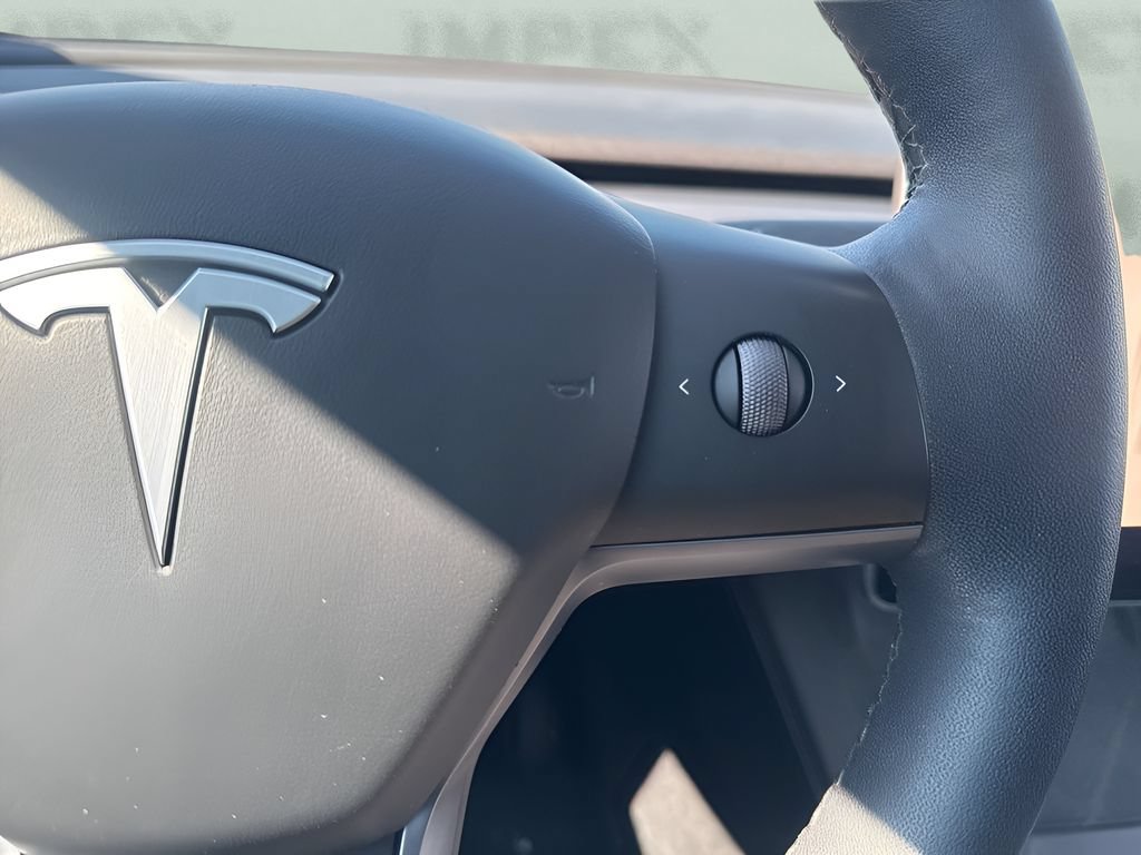 Used 2025 Tesla Model Y Long Range RWD image 17