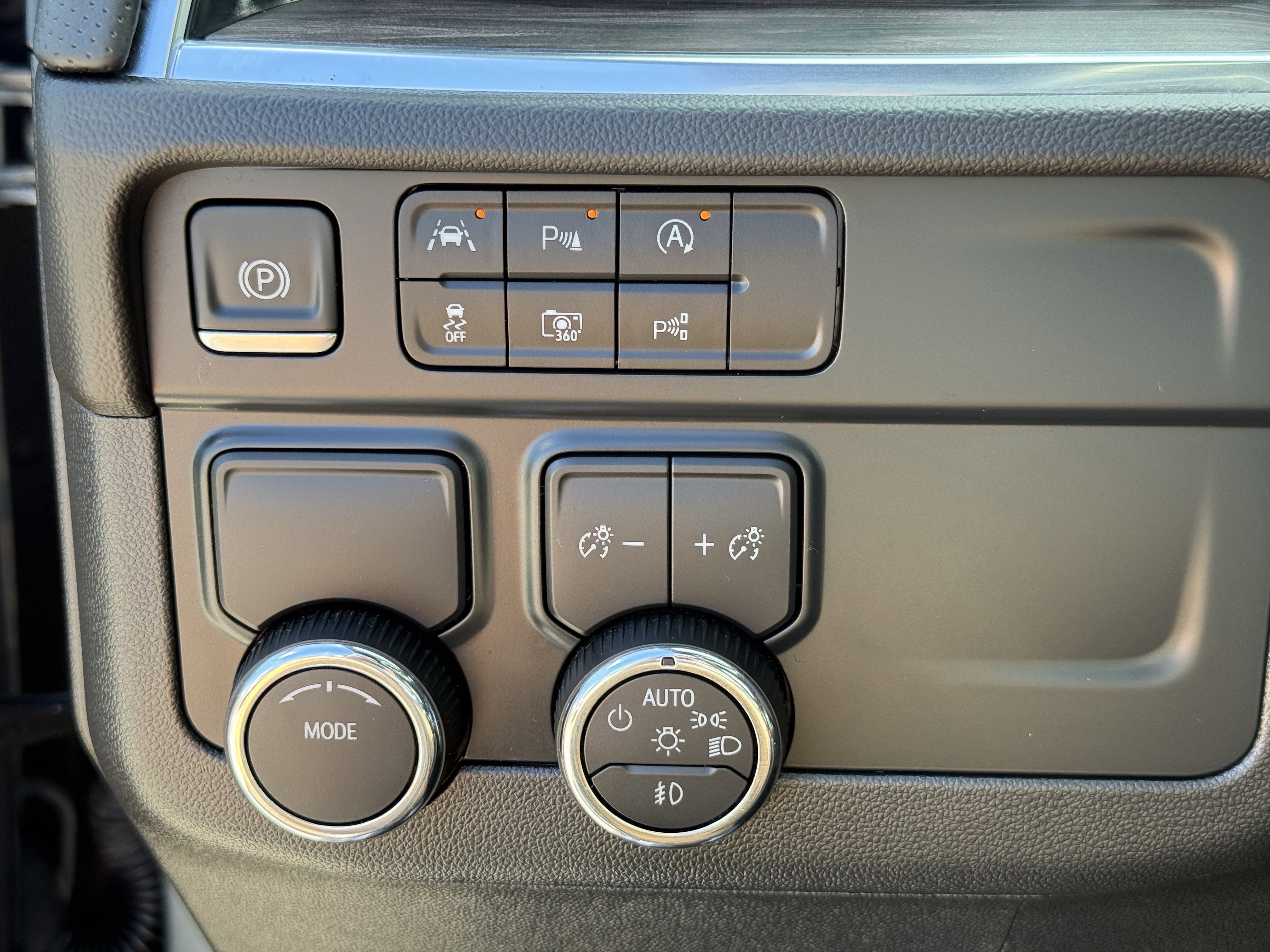 Used 2025 Chevrolet Suburban Premier image 24