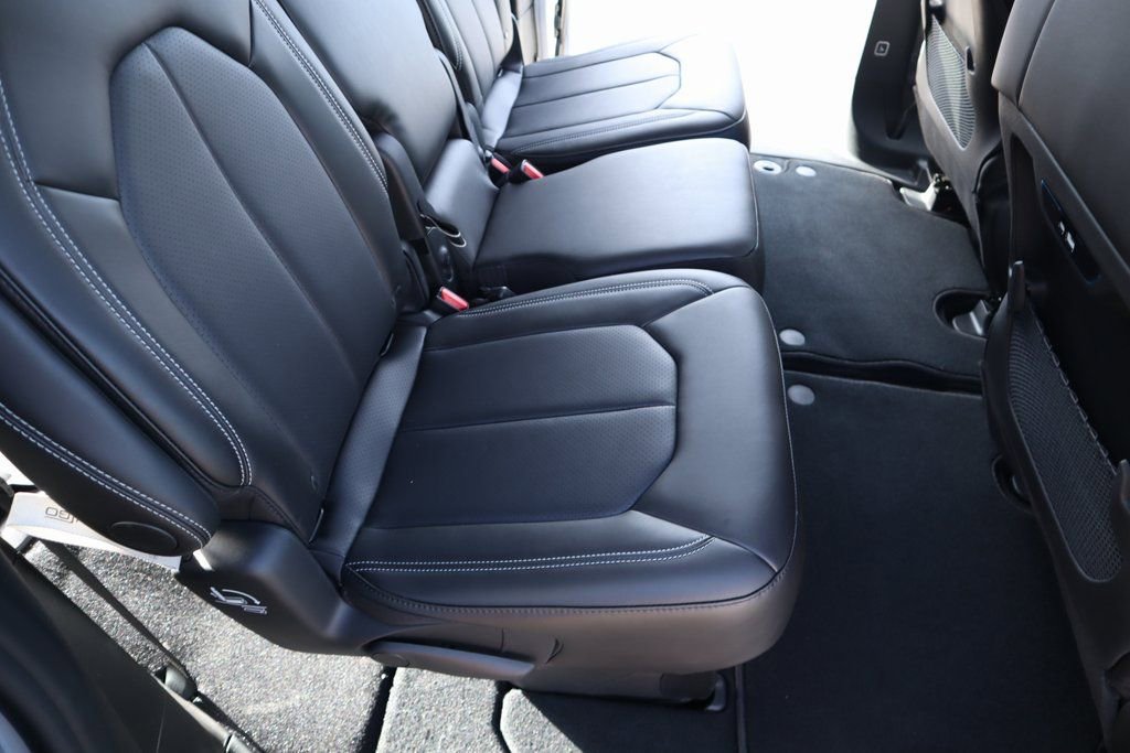 New 2026 Chrysler Pacifica Select FWD image 14