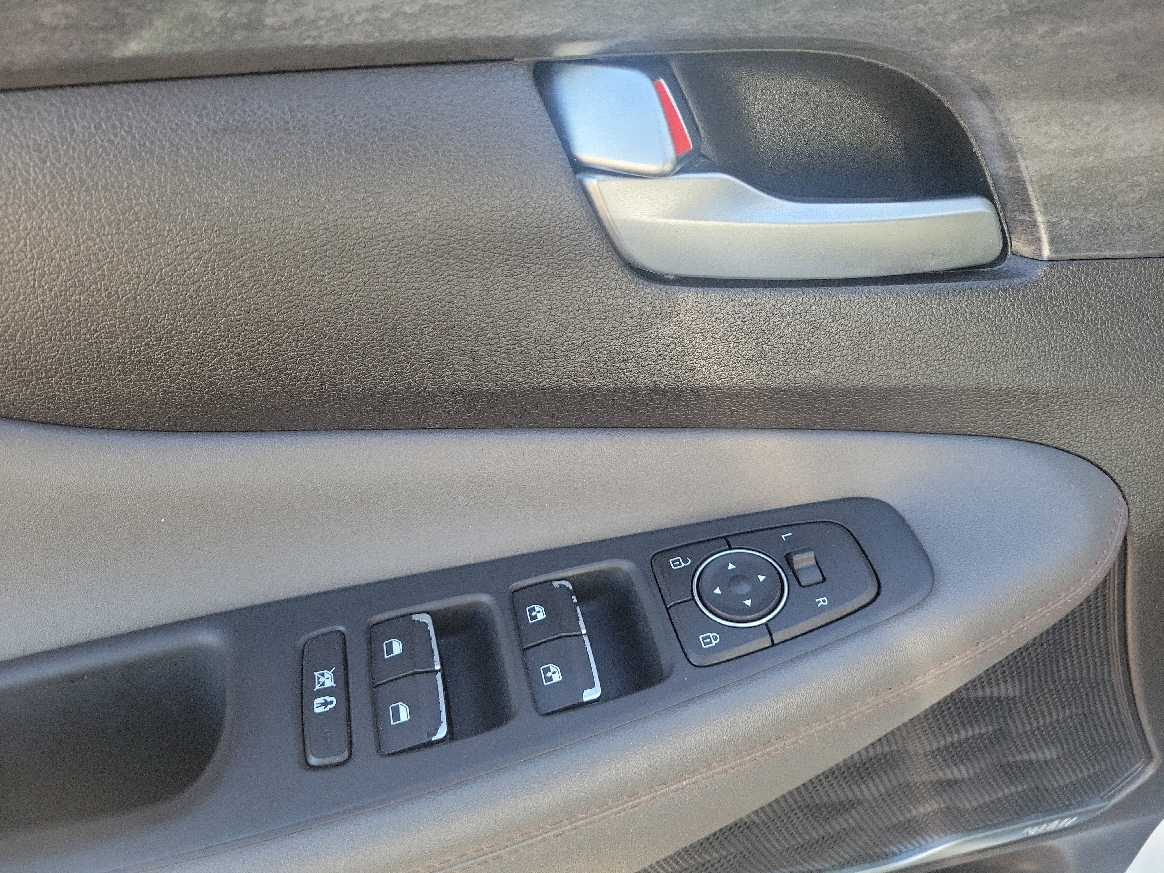 Used 2020 Hyundai Santa Fe SEL w/ Convenience + Premium Package image 18