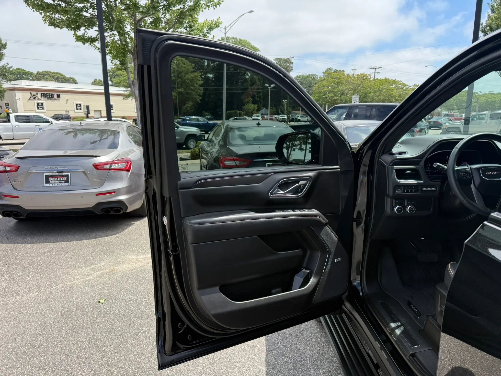 Used 2023 GMC Yukon XL AT4 w/ AT4 Premium Package AWD/4WD image 8