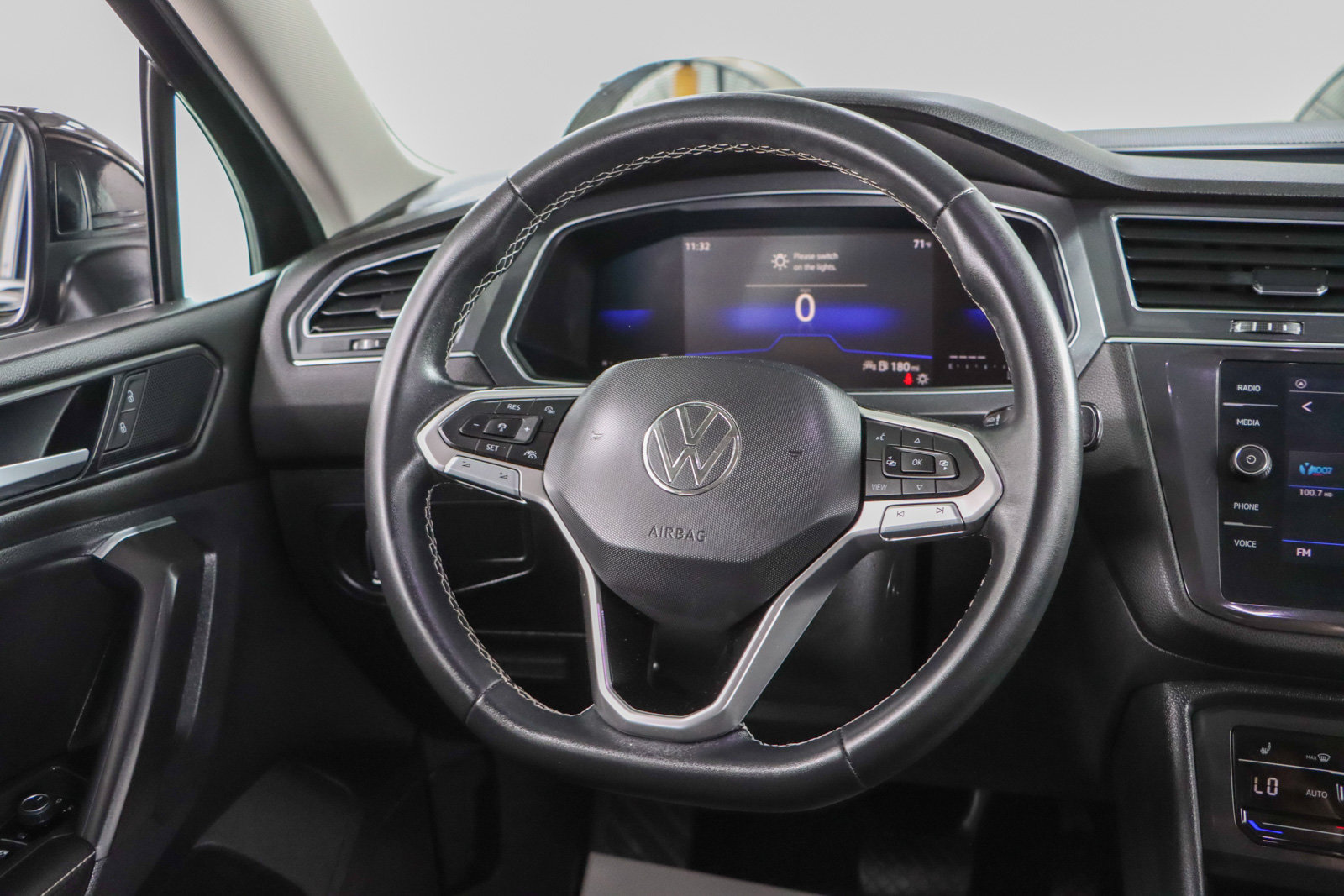 Used 2023 Volkswagen Tiguan SE FWD image 12