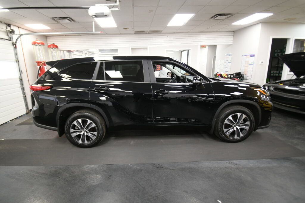Used 2023 Toyota Highlander XLE AWD/4WD image 8