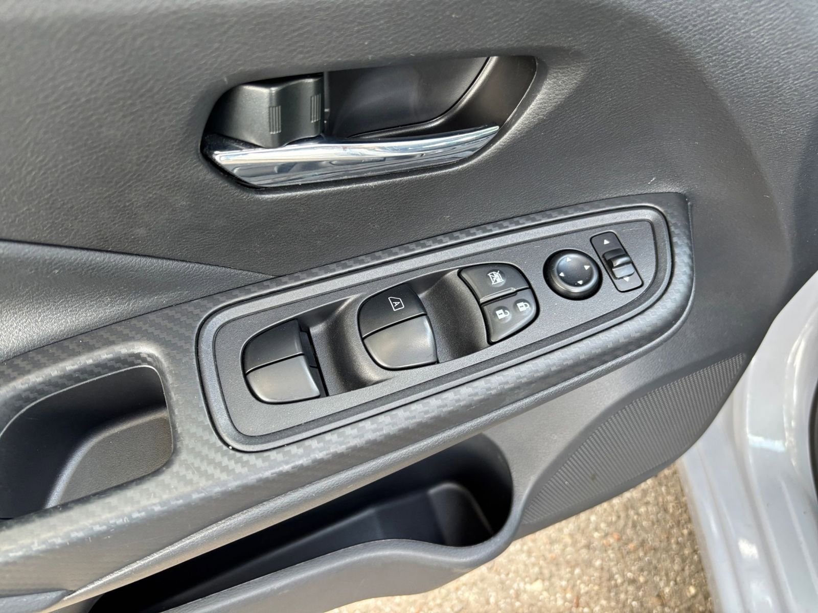 Used 2025 Nissan Versa SV FWD image 18