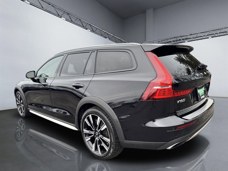 Used 2020 Volvo V60 T5 Cross Country w/ Protection Package Premier image 5