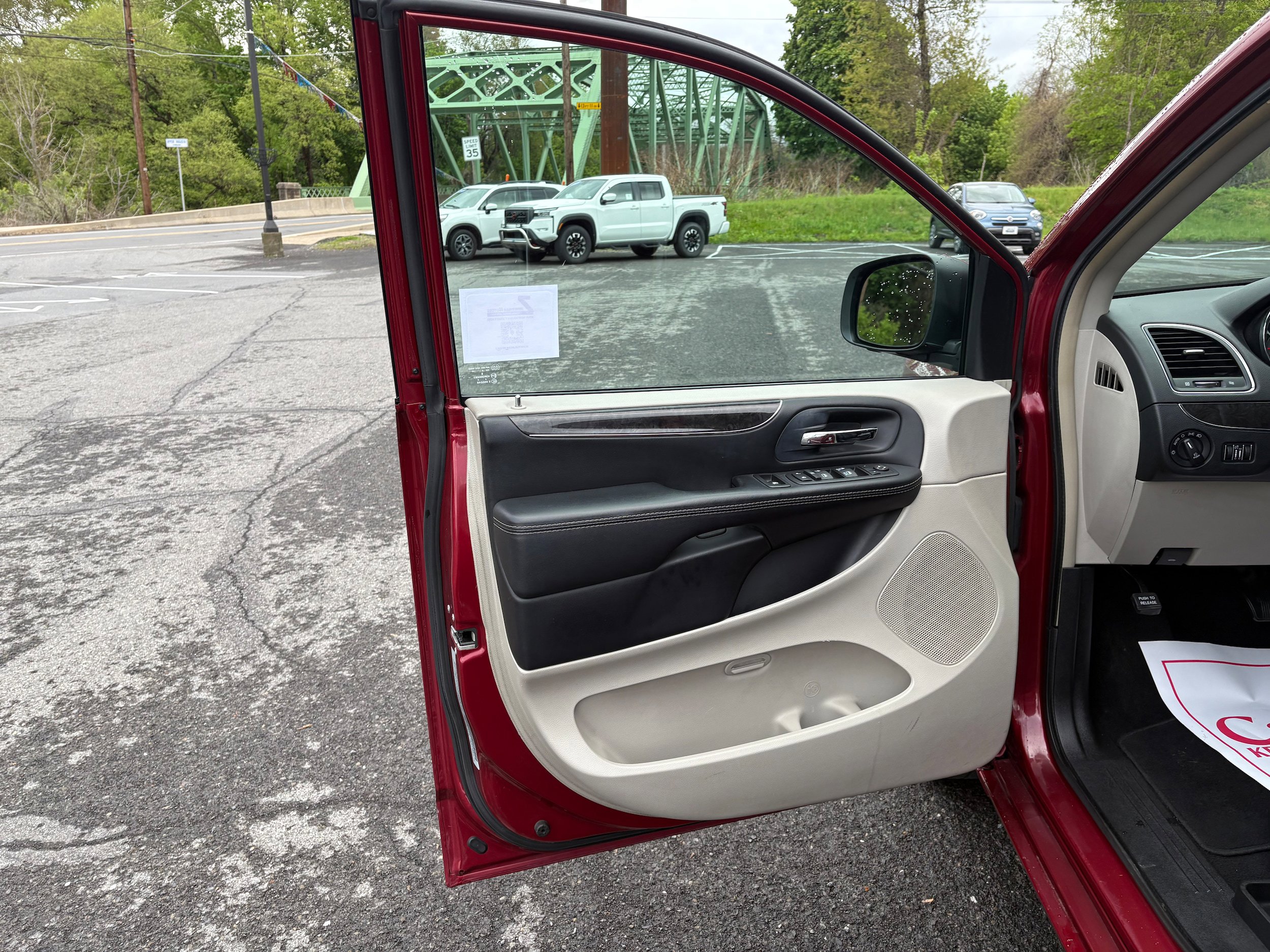 Used 2015 Chrysler Town & Country Touring FWD image 14