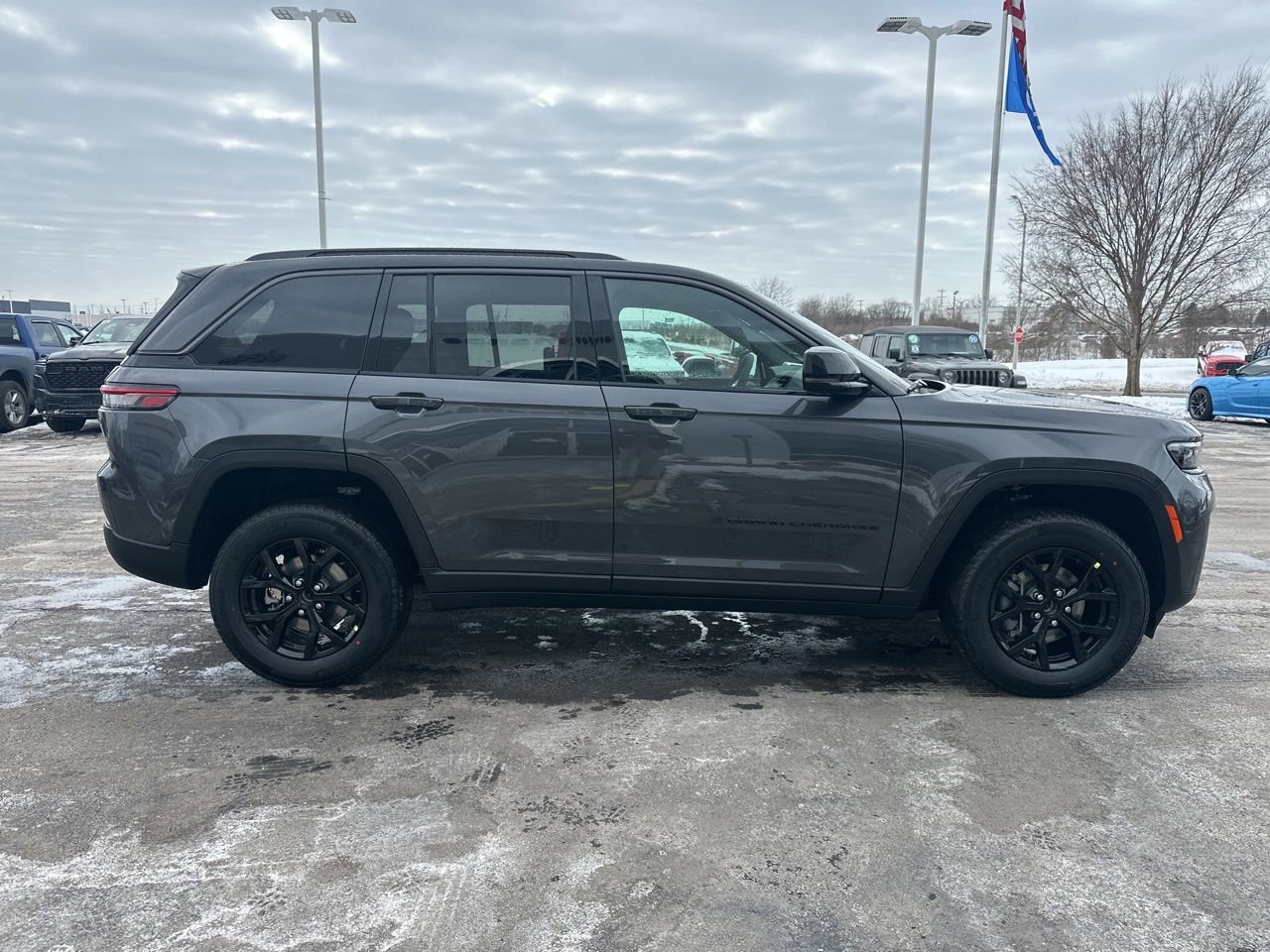 New 2026 Jeep Grand Cherokee Laredo image 2