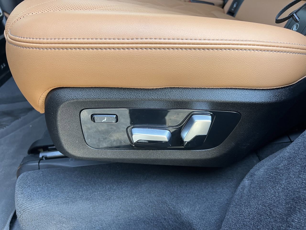 Used 2023 BMW X7 xDrive40i w/ Executive Package image 26