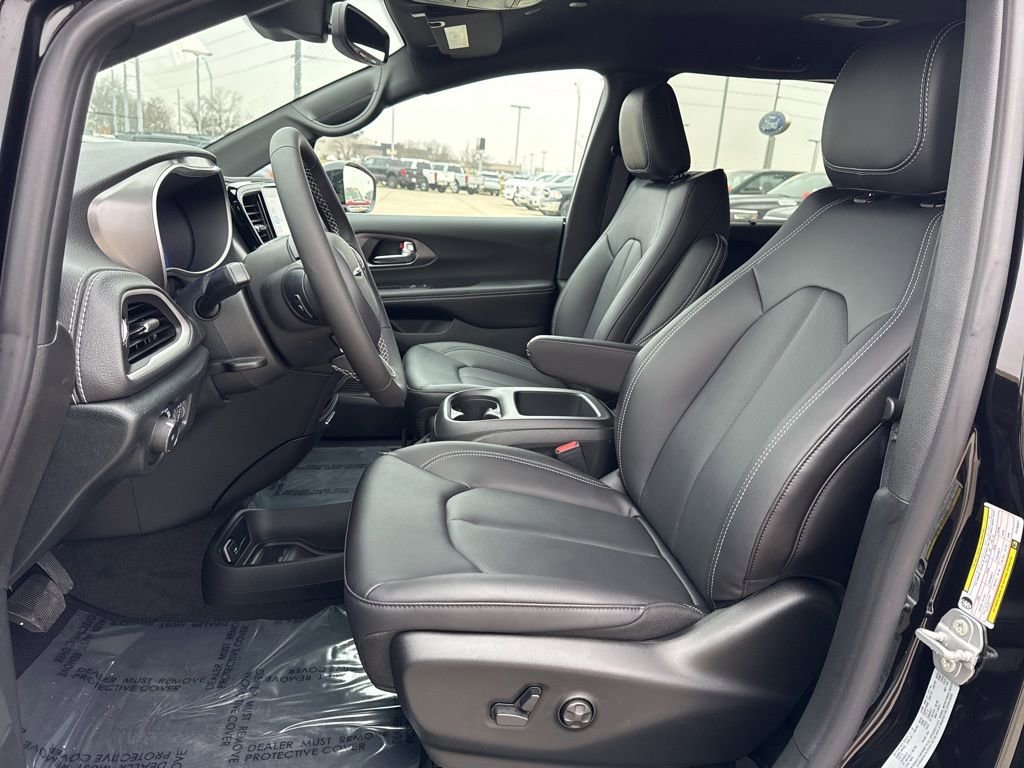 New 2026 Chrysler Pacifica Select image 5