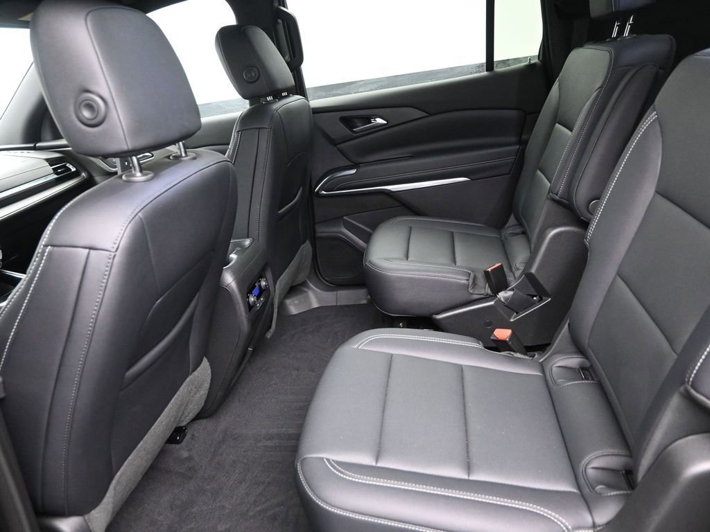 Used 2025 Chevrolet Traverse LT image 14
