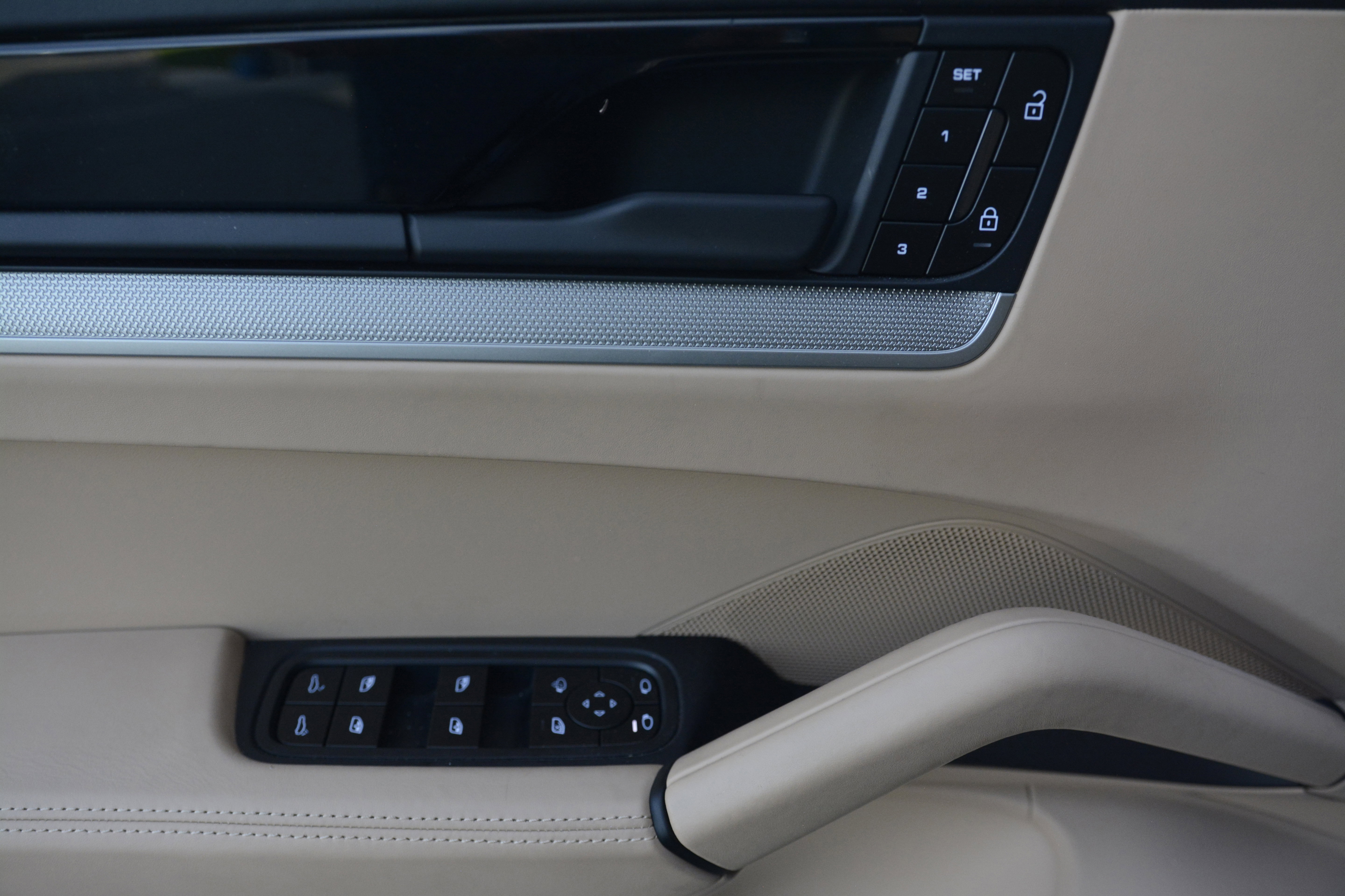 Certified 2025 Porsche Cayenne Coupe image 14